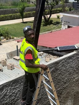 Holofote a Energia Solar - Imagem 15